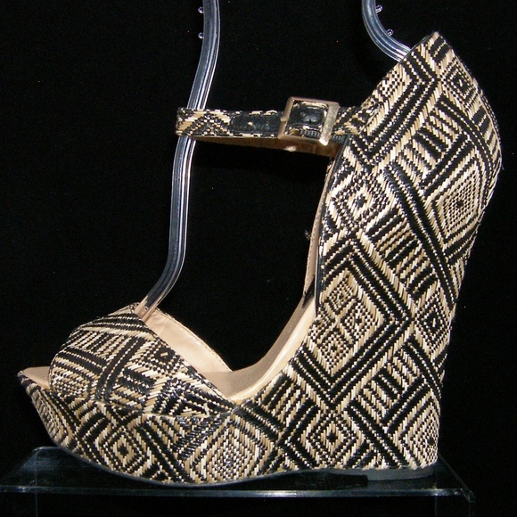Madden Girl 'Attitude' tribal platform wedges 9 - Picture 8 of 8